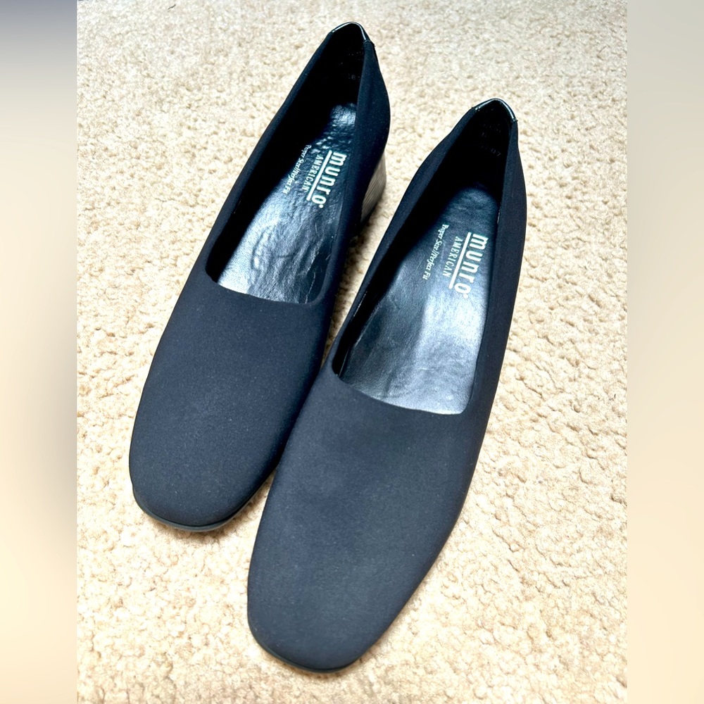 Very comfortable Munro American Black microfiber pumps.